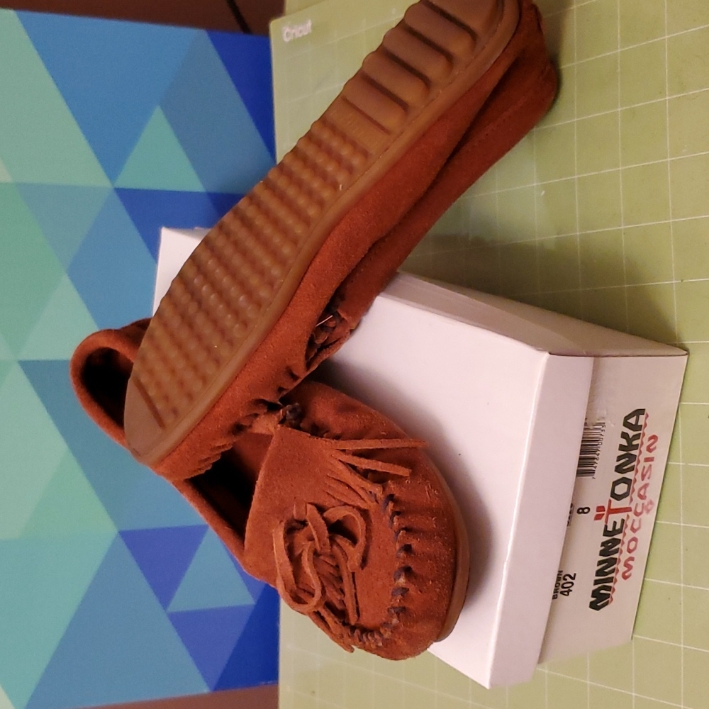 Minnetonka Moccasins Size 8 Brown